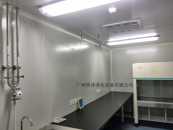 建造和使用潔凈室能有效減少室內(nèi)誘入、產(chǎn)生及滯留粒子。