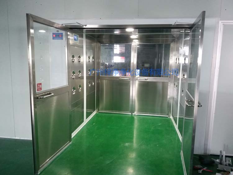 雙開門貨淋室前門打開,后門緊鎖 防止?jié)崈羰遗c非潔凈室空氣對(duì)流。