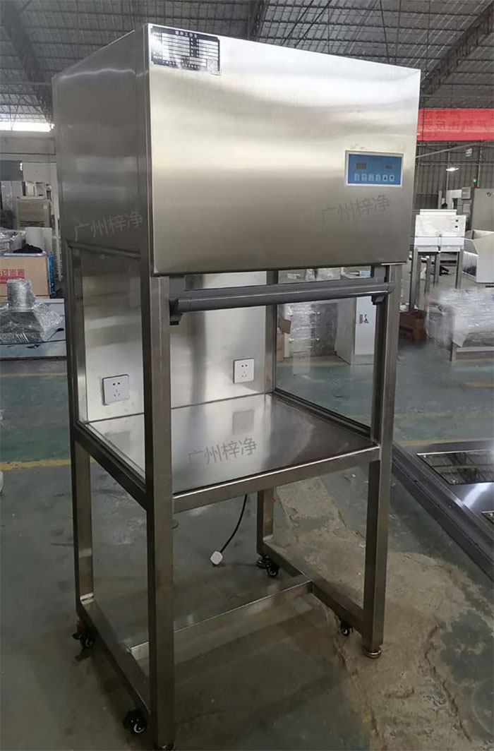 升降門(mén)超凈工作臺(tái)是采用單向空氣流，室內(nèi)空氣經(jīng)預(yù)初效過(guò)濾器進(jìn)入靜壓箱，再經(jīng)過(guò)高效空氣過(guò)濾器，最后在操作區(qū)內(nèi)形成高度潔凈的單向空氣流，是提供操作區(qū)高潔凈度工作環(huán)境的理想設(shè)備。
