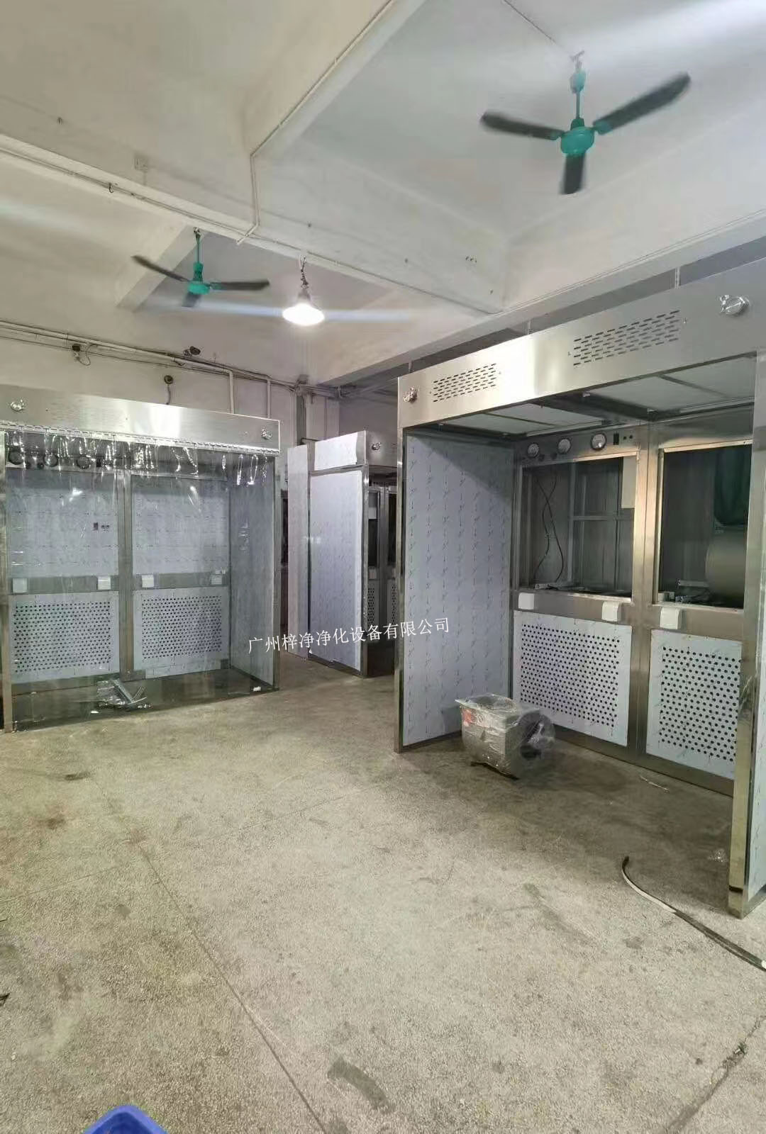 負(fù)壓稱量室設(shè)備由工作區(qū)、回風(fēng)箱體、風(fēng)機(jī)箱體、出風(fēng)箱體及外箱體幾大部分拼裝而成。