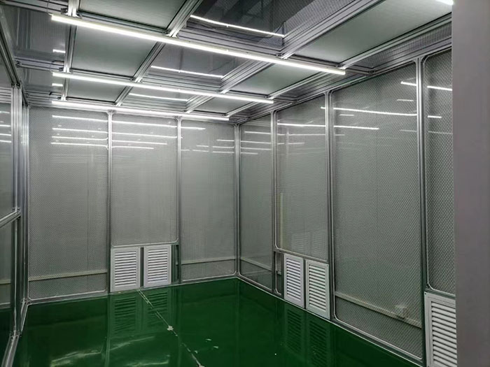 選擇百級無塵潔凈棚還是千級無塵潔凈棚，應(yīng)根據(jù)具體的生產(chǎn)需求、產(chǎn)品要求和預(yù)算來決定。